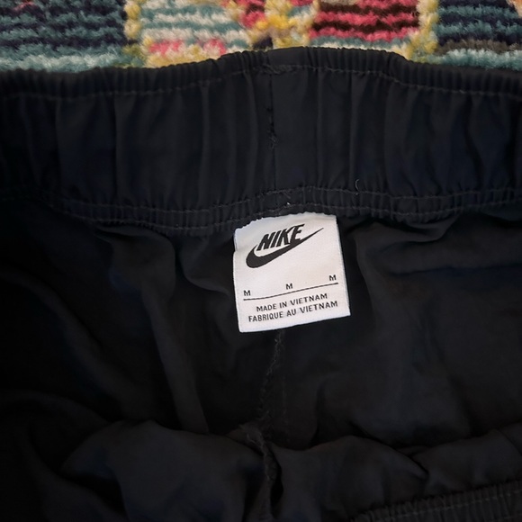 Nike Sportswear Essential
Women's Woven High-Rise Shorts - Picture 6 of 6